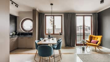 Căn hộ Superior, 2 phòng ngủ, ban công, quang cảnh thành phố (Krzywa 8 Street) | Khu phòng khách