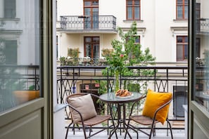 Pistacchio apartment 1bedroom, balcony, no lift (ul. Krupnicza 10) | Living area