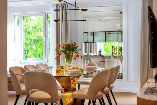 Luxury Apartment, 3 Bedrooms, 2 Bathrooms, Park View (Sw. Tomasza 34 Street) | In-room dining
