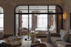 Sandstone 2-Bedroom 2 minutes to Main Square (Szpitalna 20 Street) | บริเวณนั่งเล่น | สมาร์ททีวี