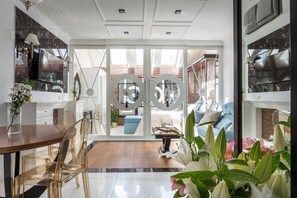 Superior-sviitti, 1 parisänky, kylpyamme (Pilsudskiego 11 Street) | Ylelliset vuodevaatteet, yksilöllisesti sisustettu