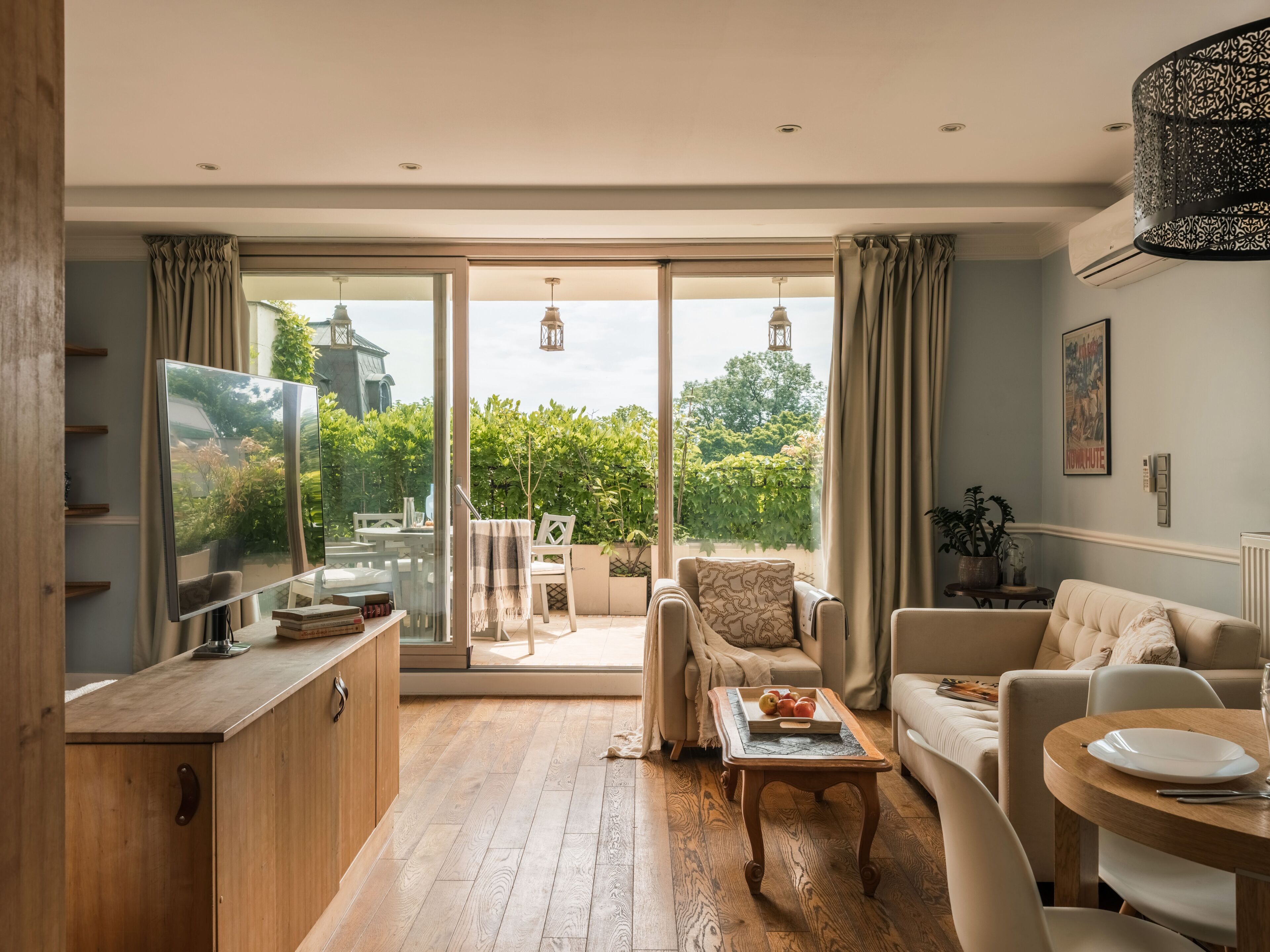 Suite monolocale Premium, 1 letto matrimoniale, terrazzo, piano elevato (Sw. Krzyza 5 Street) | Soggiorno | Smart TV