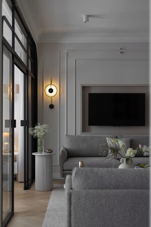 Sandstone 2-Bedroom 2 minutes to Main Square (Szpitalna 20 Street) | Soggiorno | Smart TV