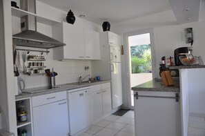 Kühlschrank, Mikrowelle, Ofen, Geschirrspüler