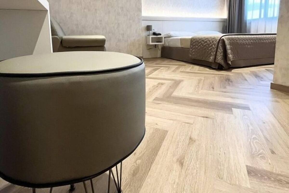 deluxe room | 1 bedroom, down duvets, minibar, in-room safe