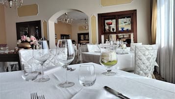 Breakfast, lunch, dinner served; Italian cuisine