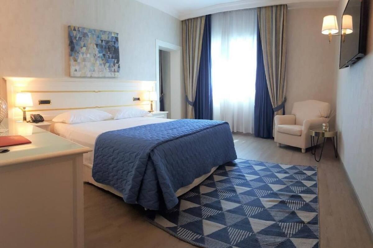 1 bedroom, down duvets, minibar, in-room safe