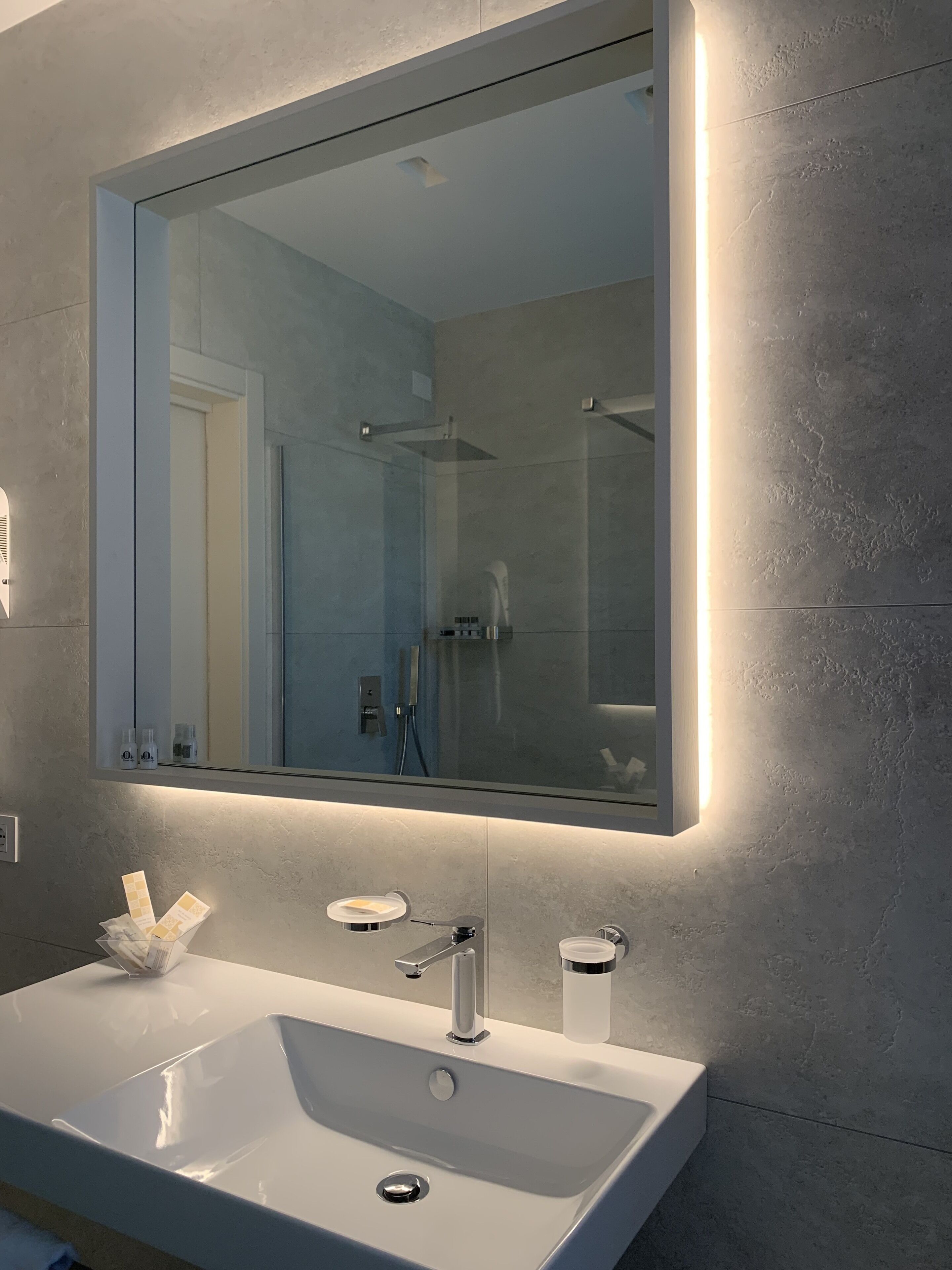 shower, free toiletries, hair dryer, bidet