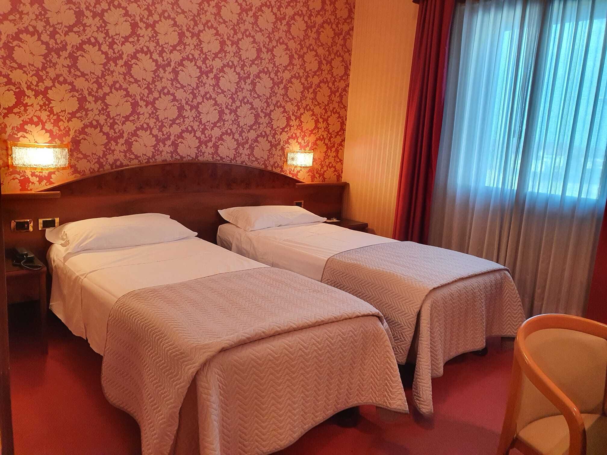 single room | 1 bedroom, down duvets, minibar, in-room safe