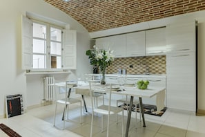 Loft | Private kitchen | Full-size fridge, oven, stovetop, coffee/tea maker - Casa di Brigitta (Alba)