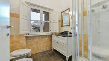 Loft | Bathroom | Shower, free toiletries, bidet, towels