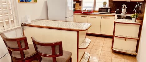 Full-size fridge, microwave, oven, stovetop