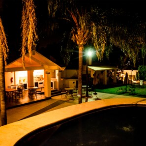 Una piscina al aire libre