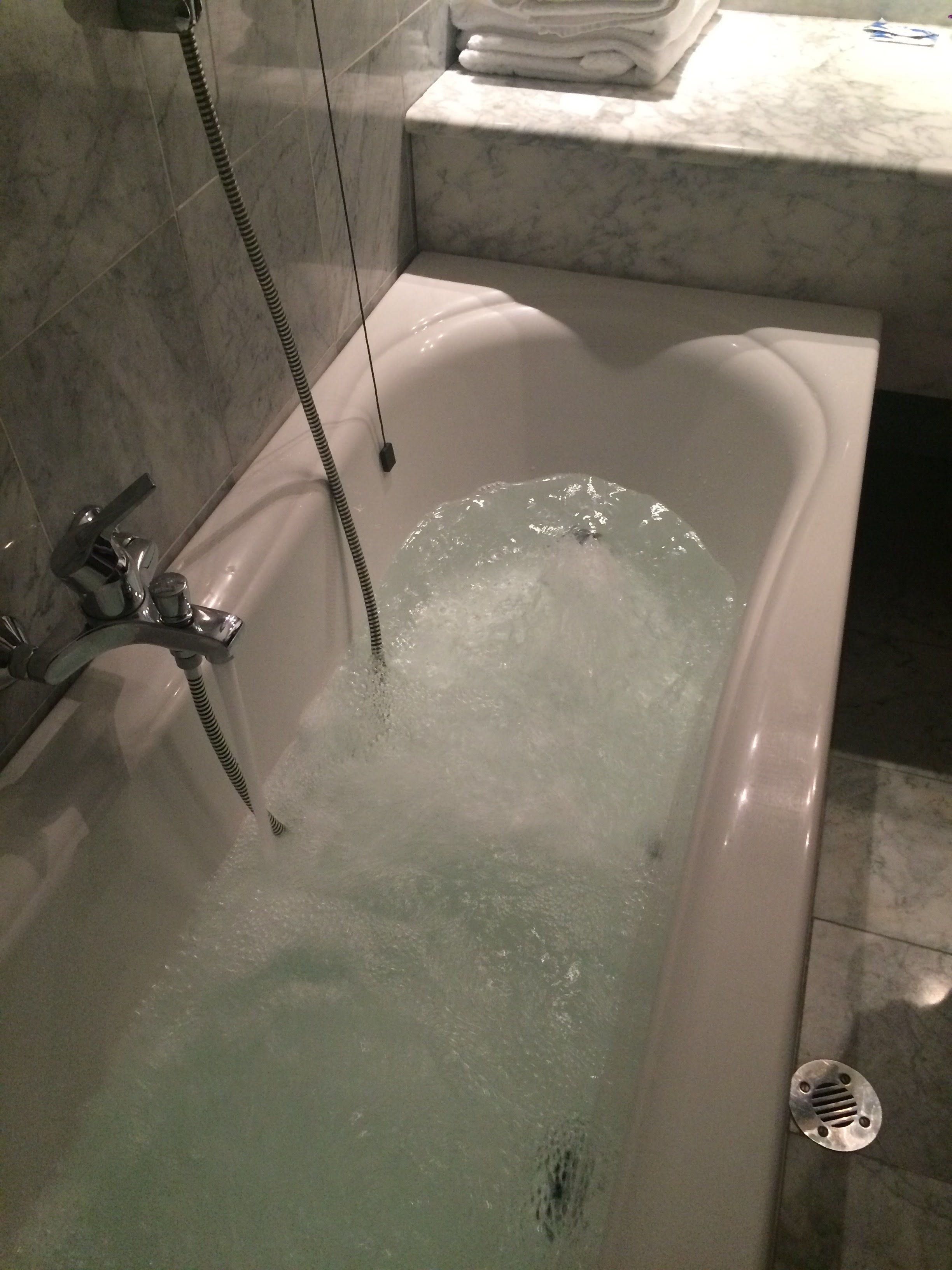 quadruple room | jetted bathtub