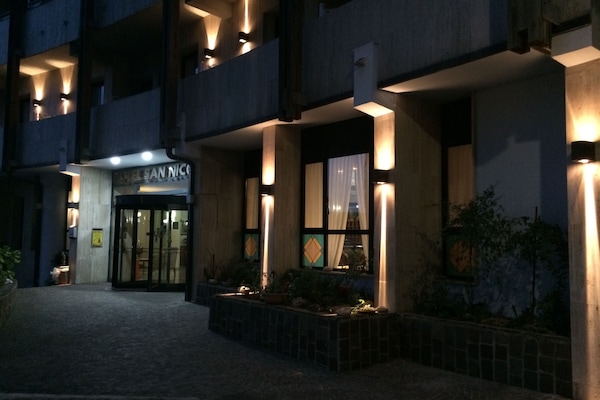 Depan hartanah - siang/malam