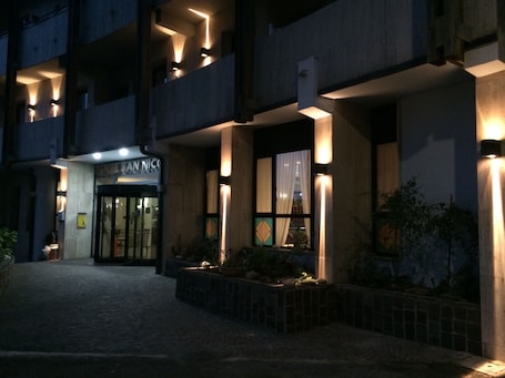 Fachada de la propiedad por la tarde o noche