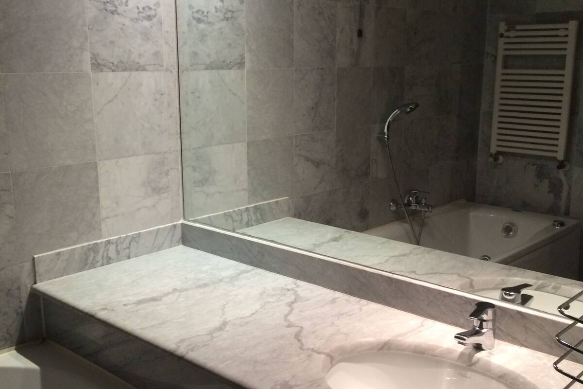 quadruple room | bathroom | jetted bath, free toiletries, hair dryer, bathrobes