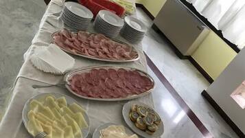 Free daily buffet breakfast