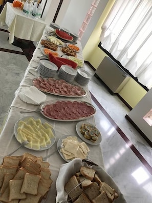 Free daily buffet breakfast 