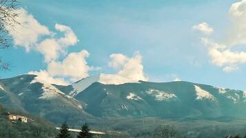 Paisaje montañoso con picos nevados y cielo despejado.