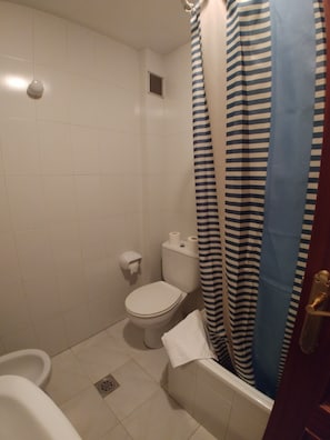 Combined shower/bathtub, free toiletries, towels