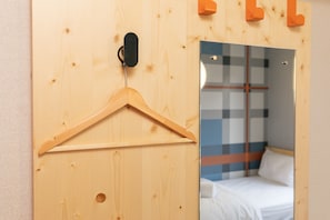 Quarto duplo standard, 2 camas de solteiro | Guarda-roupa