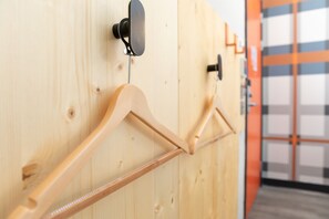 Quarto casal básico, 1 cama de casal, sem janelas | Guarda-roupa