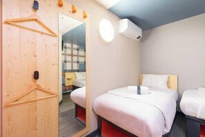 Basic Twin Room, 2 Twin Beds, No Windows | Laptop workspace, soundproofing, iron/ironing board, free WiFi - easyHotel Glasgow (Glasgow)
