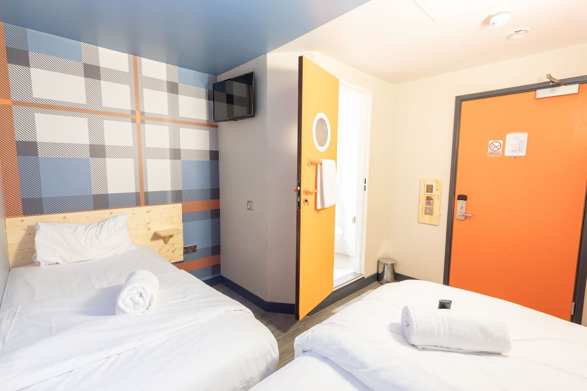 Kamar Twin Basic, 2 Tempat Tidur Twin, tanpa jendela | Wi-Fi gratis dan seprai linen