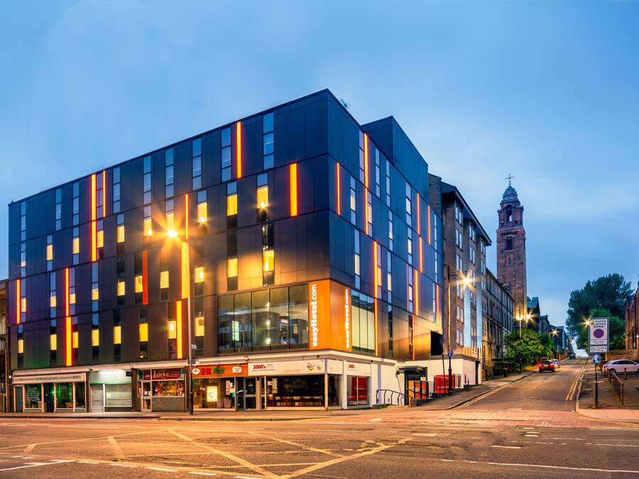 Façana frontal de l'allotjament (vespre/nit)