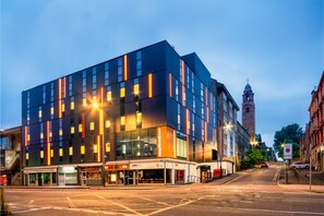 Front of property - evening/night - easyHotel Glasgow (Glasgow)