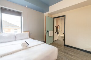 Quarto casal standard, 1 cama de casal, acessível | Wi-Fi de cortesia, roupa de cama