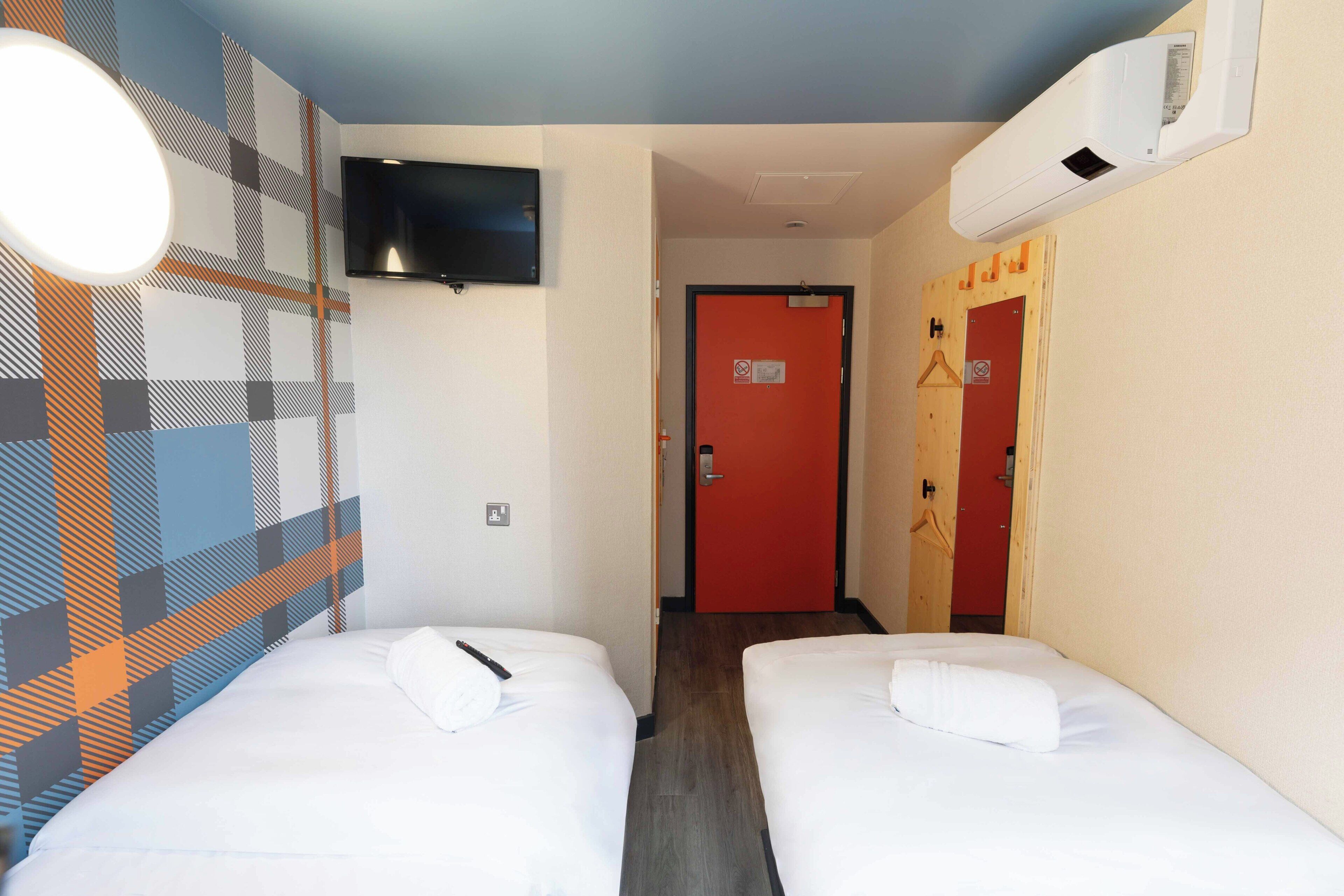 Standard Twin Room, 2 Single Beds | Bathroom | Shower, eco-friendly toiletries, hair dryer, towels