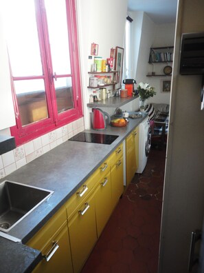 ثلاجة، ميكروويف، فرن، موقد طهي مسطح