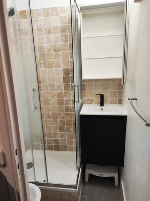 Dusche, Haartrockner, Handtücher