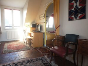 1 chambre, bureau, fer et planche à repasser, Wi-Fi gratuit