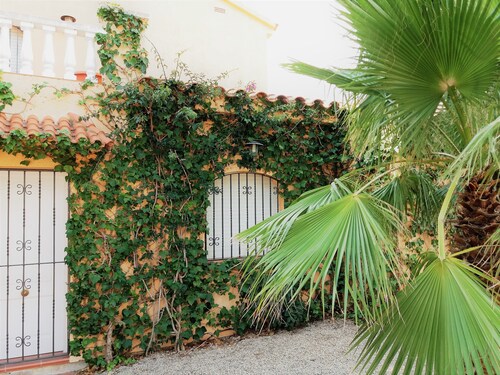 Beautiful villa with private pool, garden, for 9 people, air conditioning, wifi 