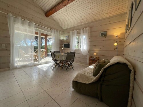 House for 8 people located in a wooded park in Gassin