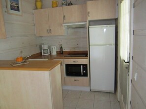 Fridge, microwave, dishwasher, cookware/dishes/utensils