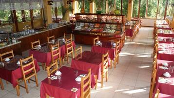 Café da manhã com buffet grátis todos os dias