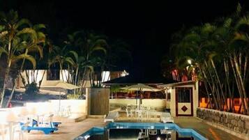 Piscina externa, guarda-sóis, espreguiçadeiras