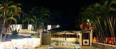 Piscine extérieure, parasols de plage, chaises longues