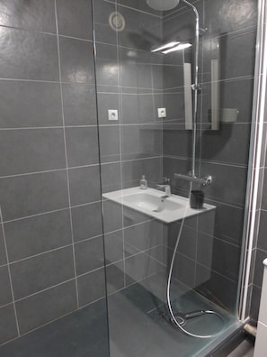 Douche, sèche-cheveux, serviettes fournies, papier toilette