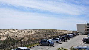 A parking lot with multiple cars parked along a road. - Appartement Bleu Azur by Agence Bru - 2051 (Lacanau)