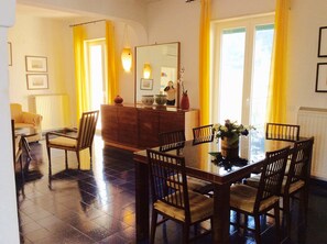 Apartment, 2 Schlafzimmer, barrierefrei, Buchtblick | Wohnzimmer | Fernseher