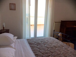 Apartment, 2 Bedrooms, Accessible, Bay View | 2 bedrooms, individually decorated, individually furnished, desk - Apartment Sun (Sorrento)