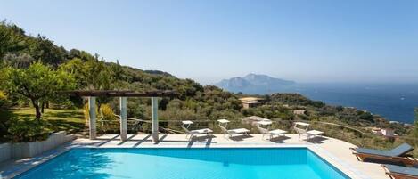 حمّام سباحة خارجي موسمي، مظلات على حمّام السباحة، مقاعد للتشمس