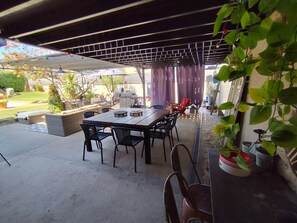 Outdoor dining - House with pool, summer kitchen, shaded terrace, large garden  (Orgon)