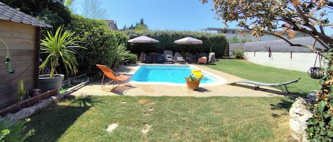 Una piscina al aire libre