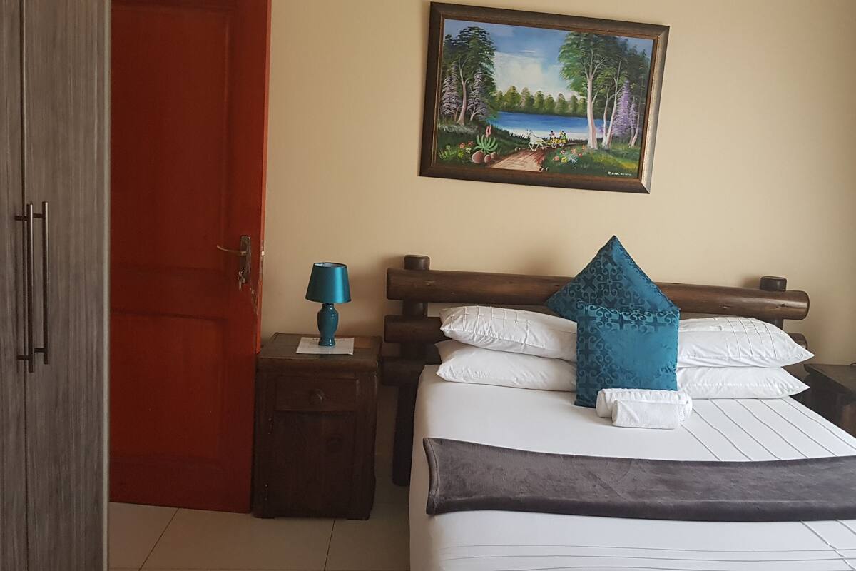 Habitación doble estándar, 1 cama matrimonial | Ropa de cama de alta calidad, escritorio y internet por cable gratis